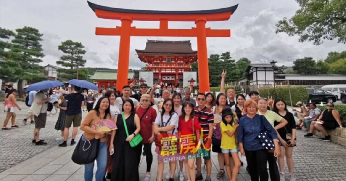 正当日本核污水排海事件闹得不得开交时，本地民众依旧前往日本的稻荷大社观光。 （潘玮文提供）