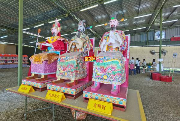 会场上设有包公及文、武判官，以供民众拜祭。