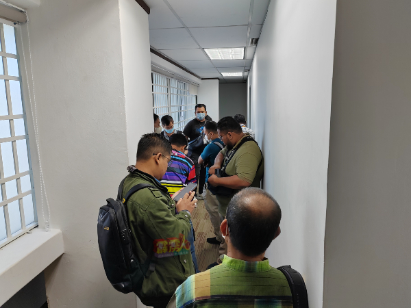 大批媒体守在法庭走廊，等候被告押往上庭。