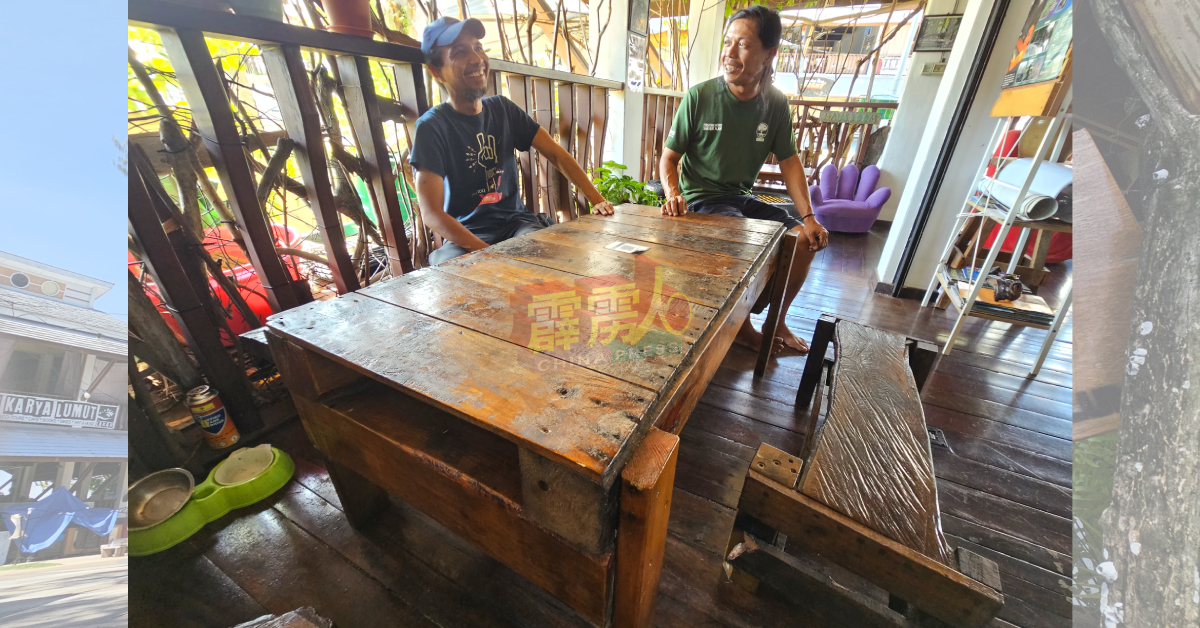 纳兹礼（左）和阿斯迈迪，指再循环木板製成的桌椅，非常实用美观。