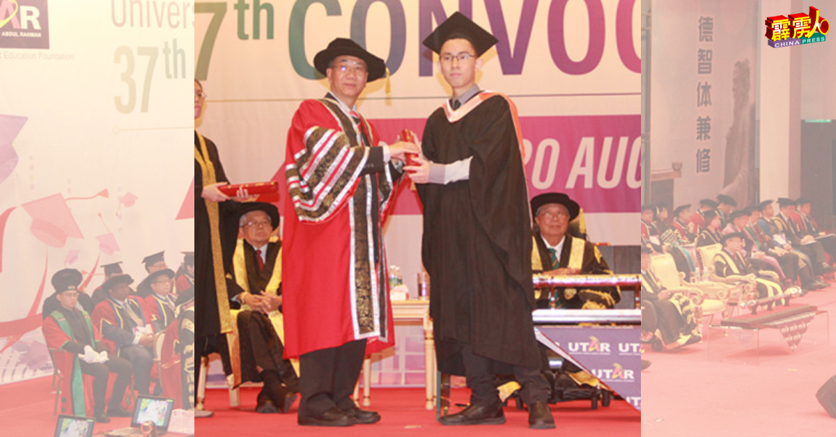 蔡贤德（左）以医学院理事会主席身分，颁发学士证书给毕业生。
