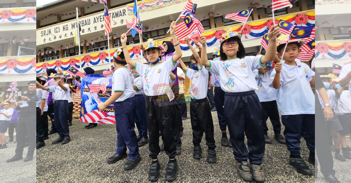 甘光马坡华小学生高举国旗，合唱国歌。
