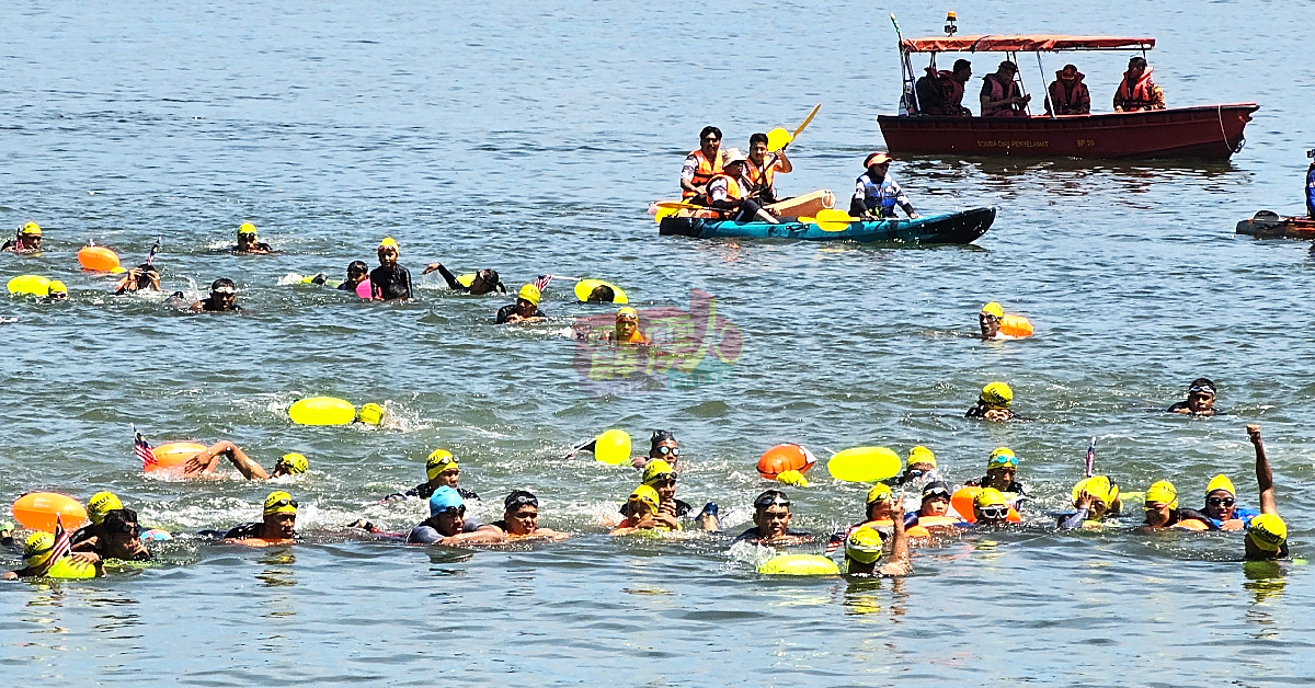 游呀游，96名大人小孩通过游泳表达爱国的精神！