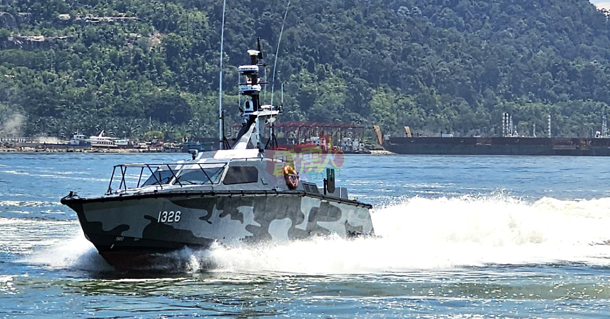 新型快速拦截艇示范浅海巡逻和拦截驾驶技术，水上快速拦截激起浪花引来现场欢呼鼓声不断！