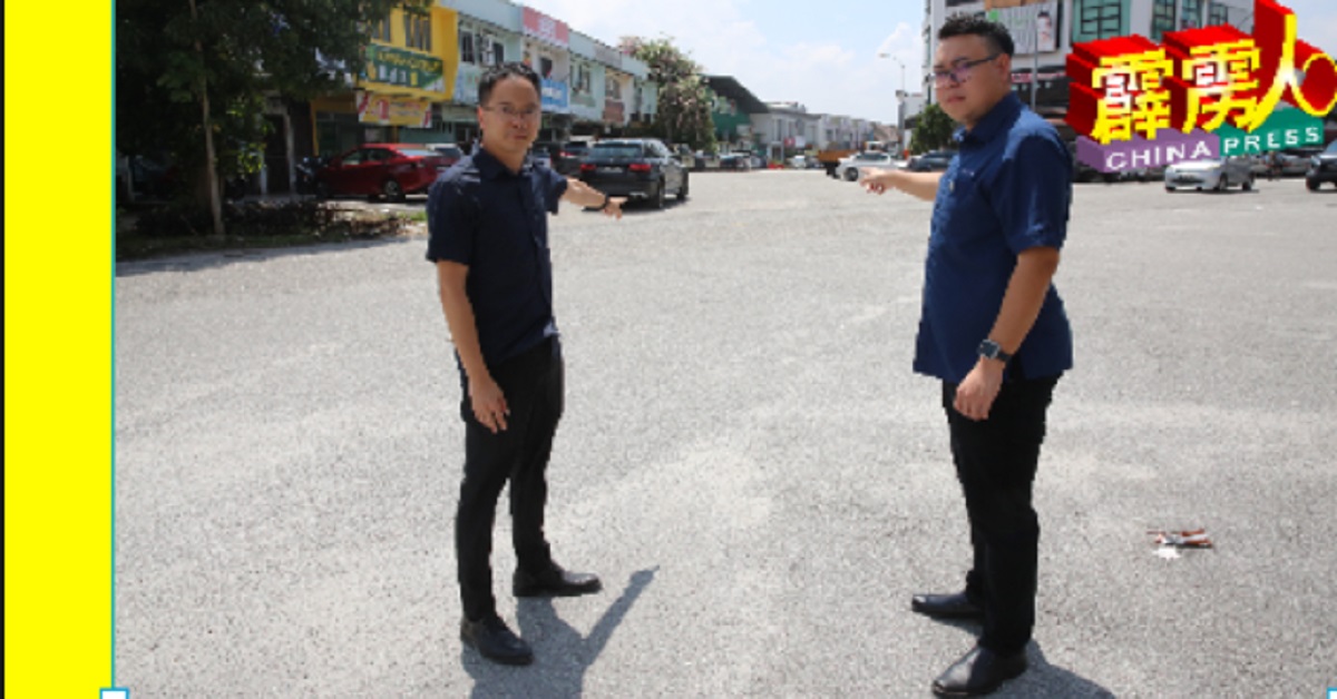 吴锡华（左起）和市议员林智安，建议重新规划峇哈鲁路下游路口处的交通指引，包括重新划线、安装指示牌和分界堤等，给予民众明确的交通指引，减少意外发生。
