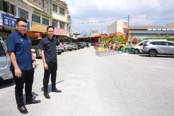 吴锡华（右起）和林智安也建议把路面狭窄的峇哈鲁路上游（怡保斗母宫后方），改成单行道，疏缓交通，也可增加多几个泊车位。