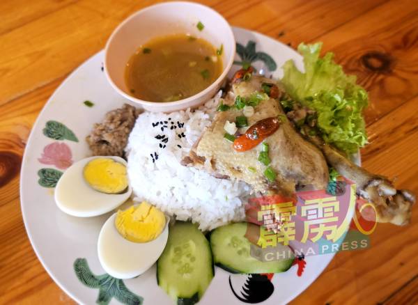 採用走地鸡的乌龙鸡饭，浓浓的汤汁滋补又强身。
