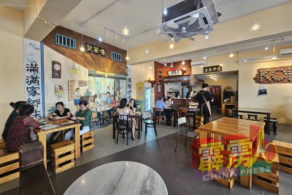店内的一家大小坐在旧店舖前一起品嚐美食的壁画，让顾客享用美食之馀，也可拍照打卡。