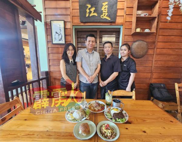 “叹茶记”咖啡馆推出的每道食物及饮料，都是余菊香（左起）、黄韦铭、刘南强及黄悦芯的心血。