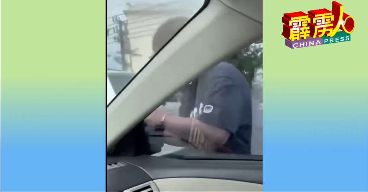 妇女不知何故生气的拍打一辆轿车，包括用手扯轿车侧镜。 （截自社网视频）