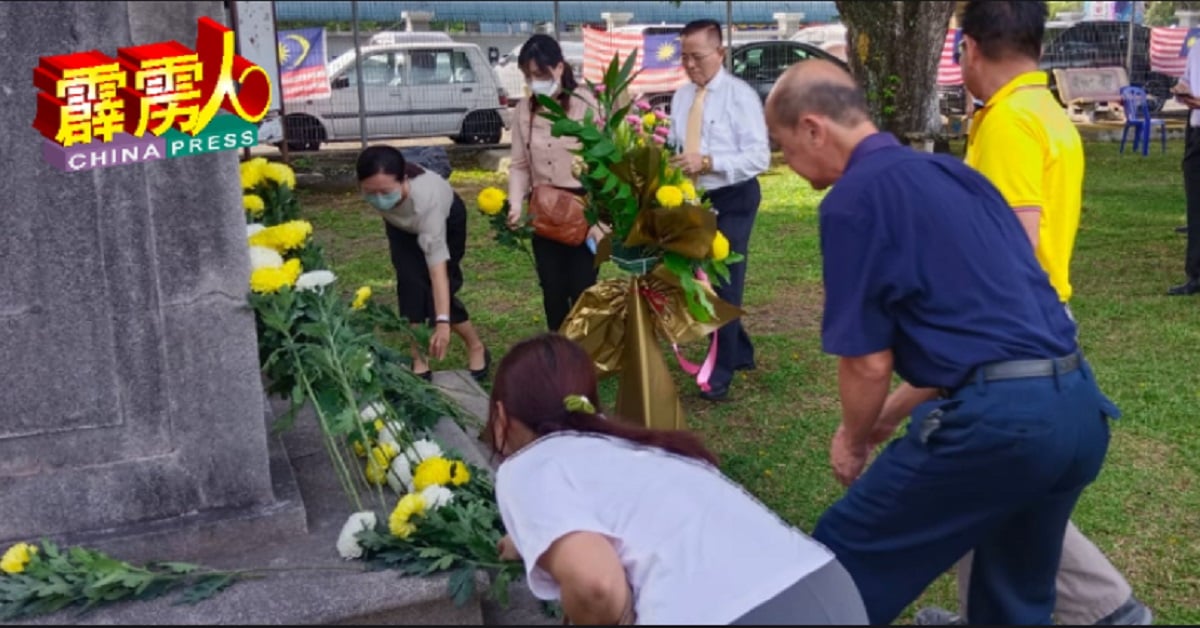 公祭时各社团代表上前各自献上花束。