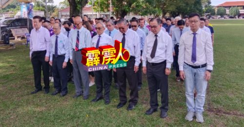霹中华大会堂率33组织  祭拜华社先贤烈士