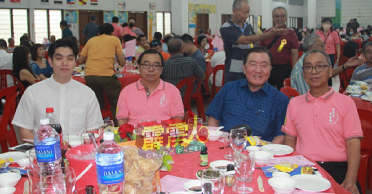 黄家泉（右2）在相隔20年后，再度参与中华小学校庆，与蔡子良（左2）、柯伟民（右）分享心中的感想。