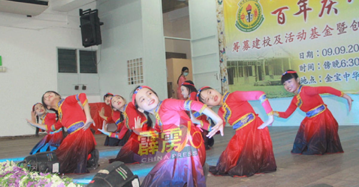 学生们表演的民族舞蹈，教人赏心悦目。