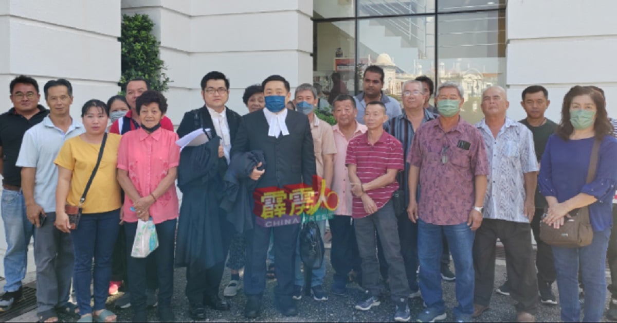 江俊源（左5）及吴健南（左6），周二陪同农民到怡保高庭，欲入禀申请革除庭令。