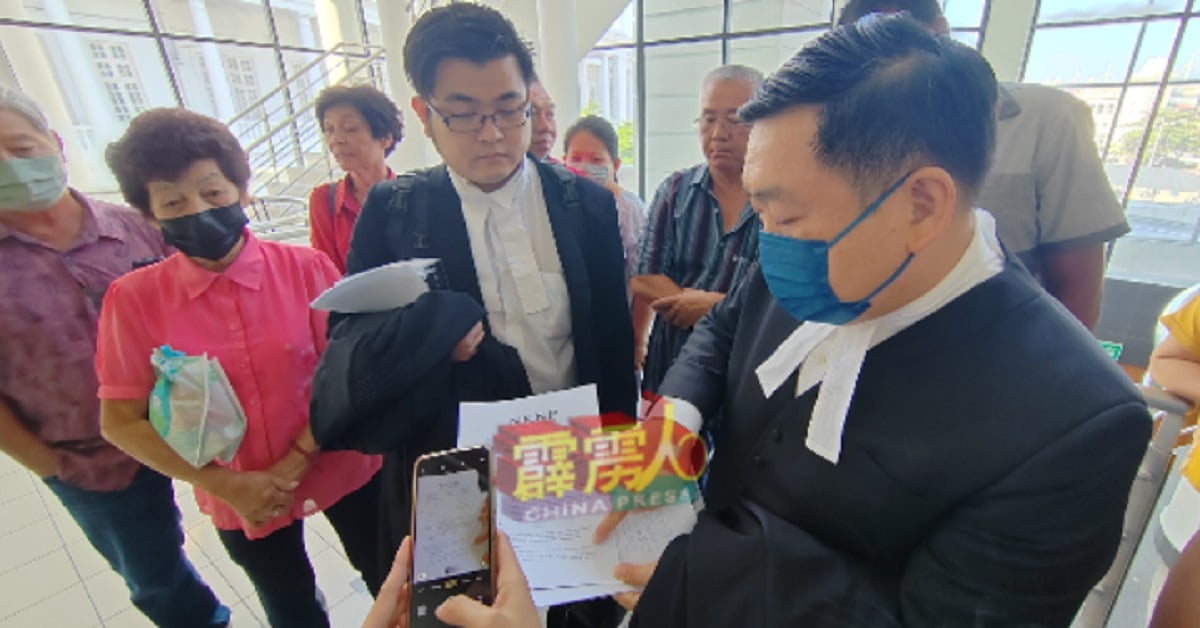 吴健南向媒体展示相关文件。