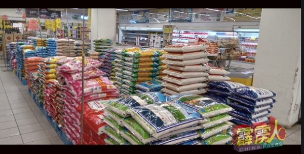 市区超市的白米仍供应充足，应付需求。