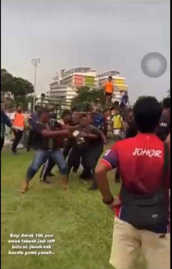 社交媒体流传球场骚乱事件的视频。（视频截图）