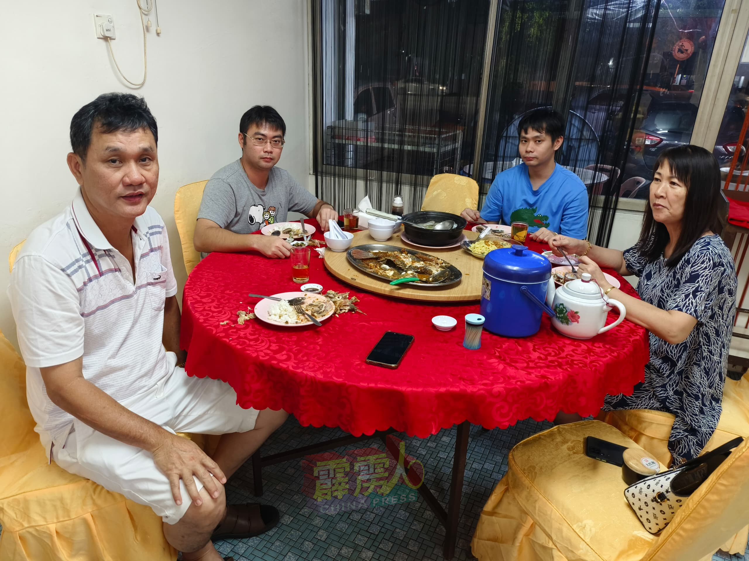 拿督陈川养与家人，成为春记饭店熄灯的最后食客之一。