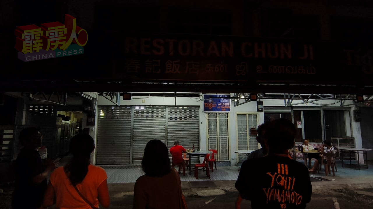 熄灯后，拥有80余年历史的江沙春记饭店，将永远成为老江沙的集体回忆。