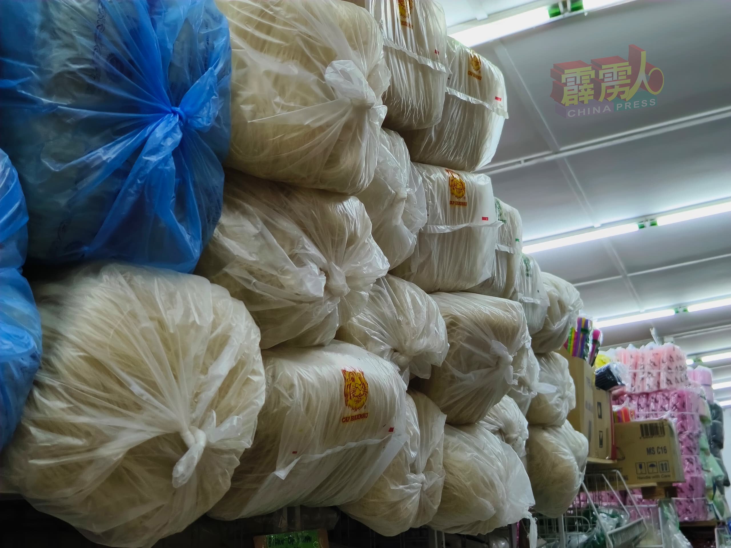 4.5公斤的米粉，购买对象主要是熟食业者，目前仍然以旧价出售。