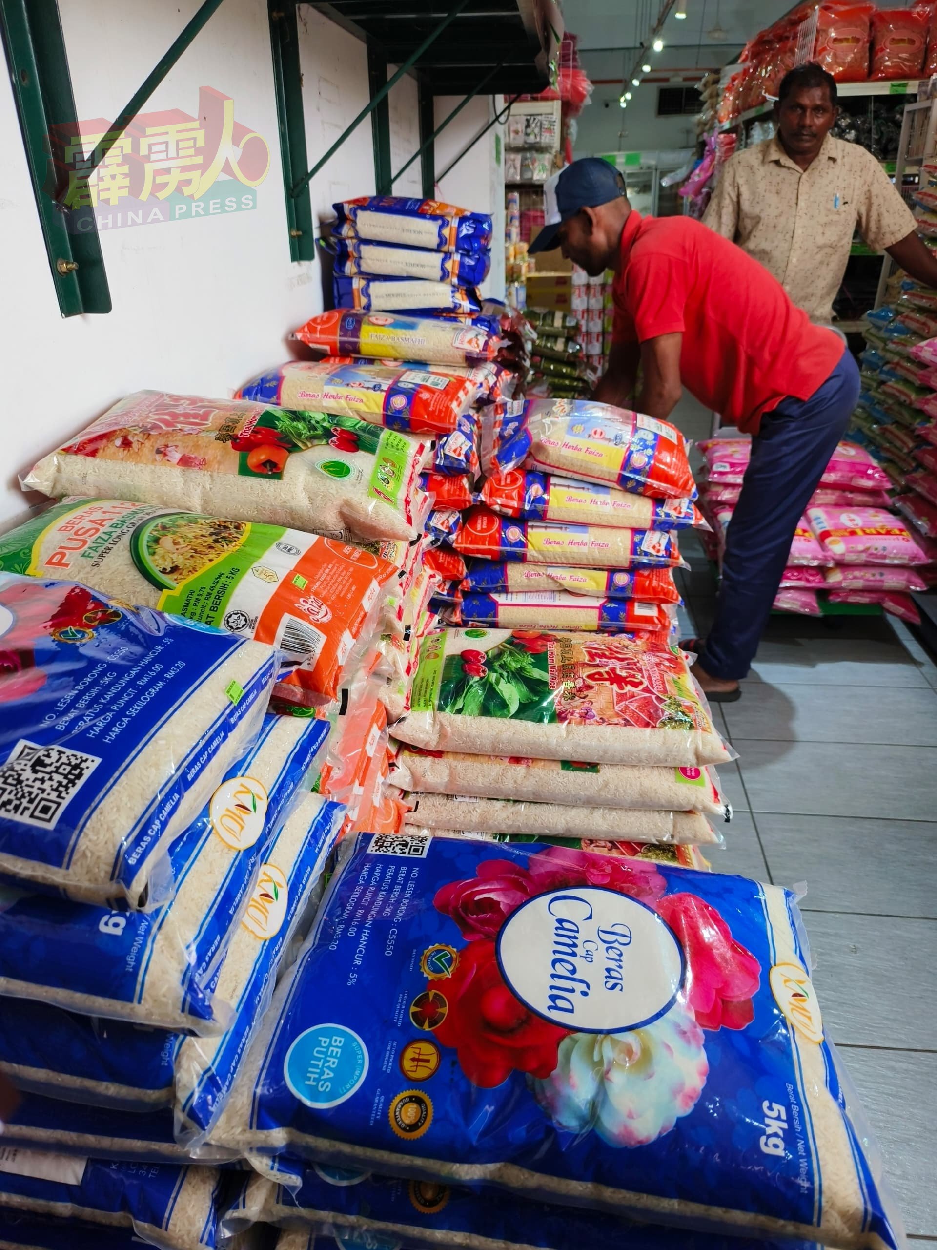 江沙的粮食批发商的进口白米有许多贮货，仍以旧价出售，非常有良心。