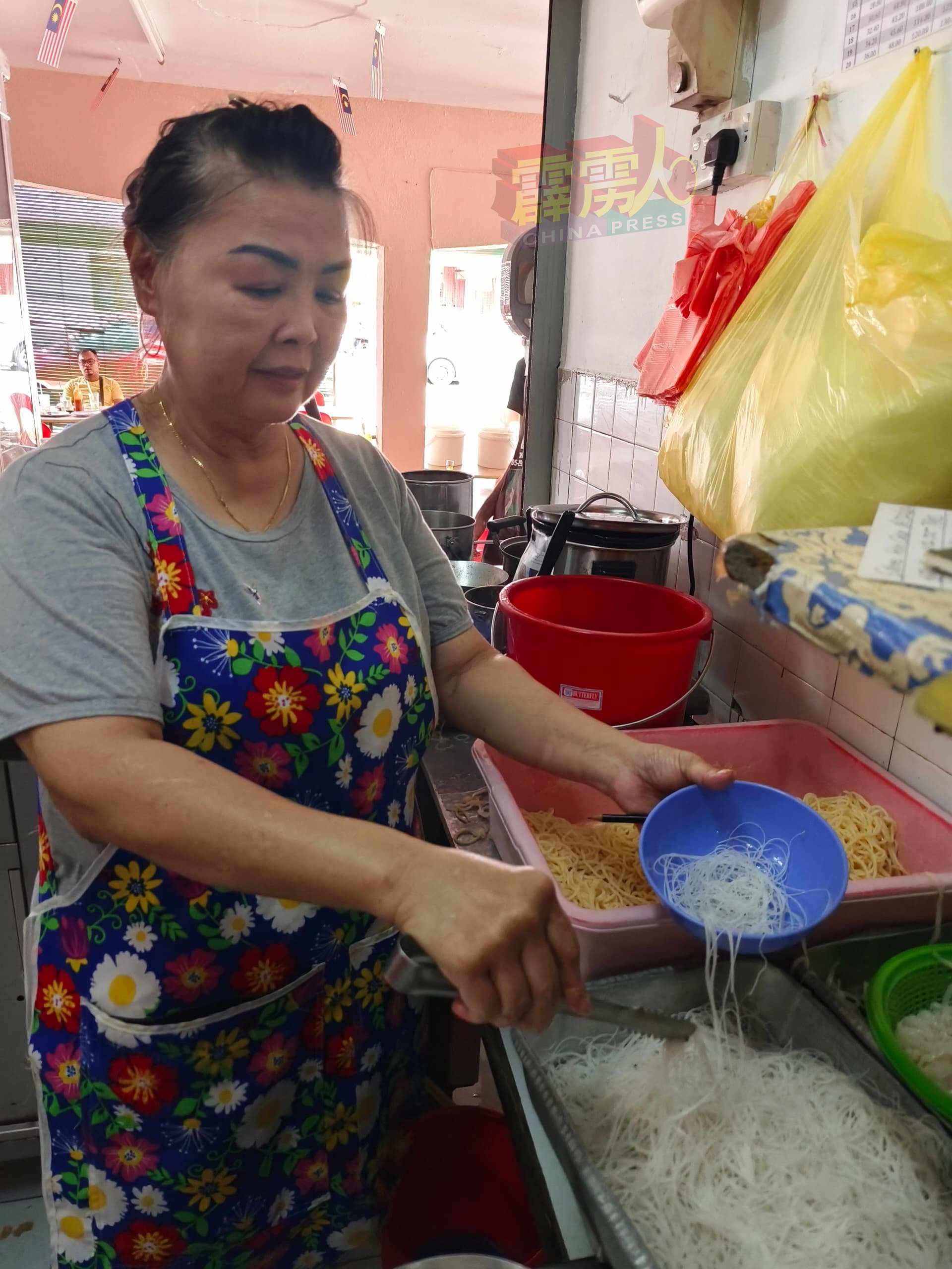 李秀珍每碗咖哩麵粉底（包括米粉）售3令吉。