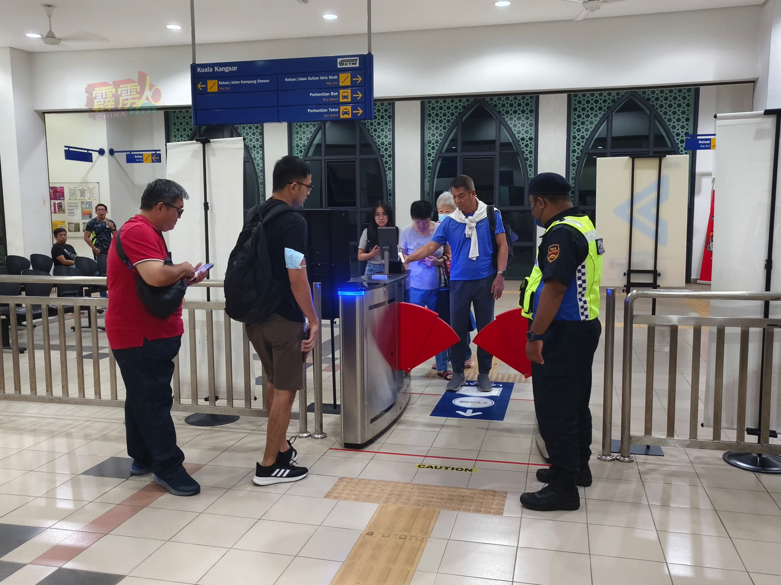凡在马来西亚日及翌日在江沙火车站前往北海和沿途各站的电动火车搭客，可豁免单程车资，吸引不少人体验。