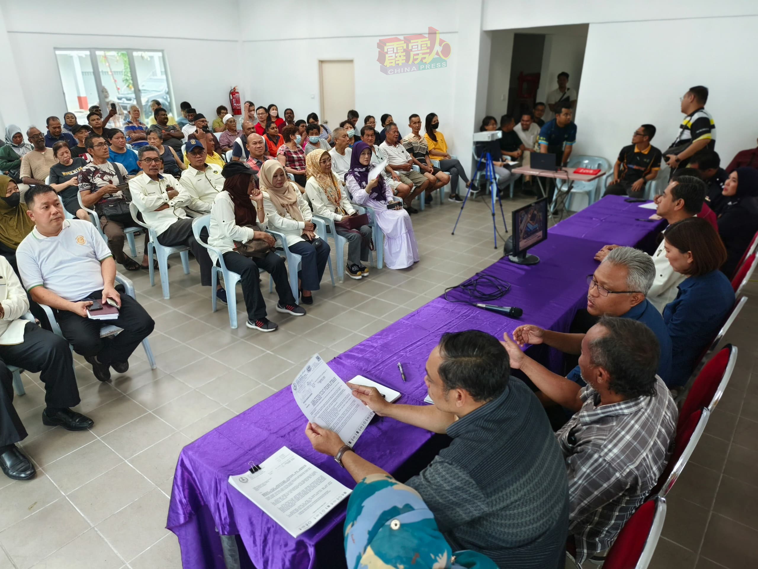 江沙巴刹业者于週五（22日），在新巴刹会客室与霹雳州政府、地方政府及霹州联邦农业销售局等单位代表展开对话。