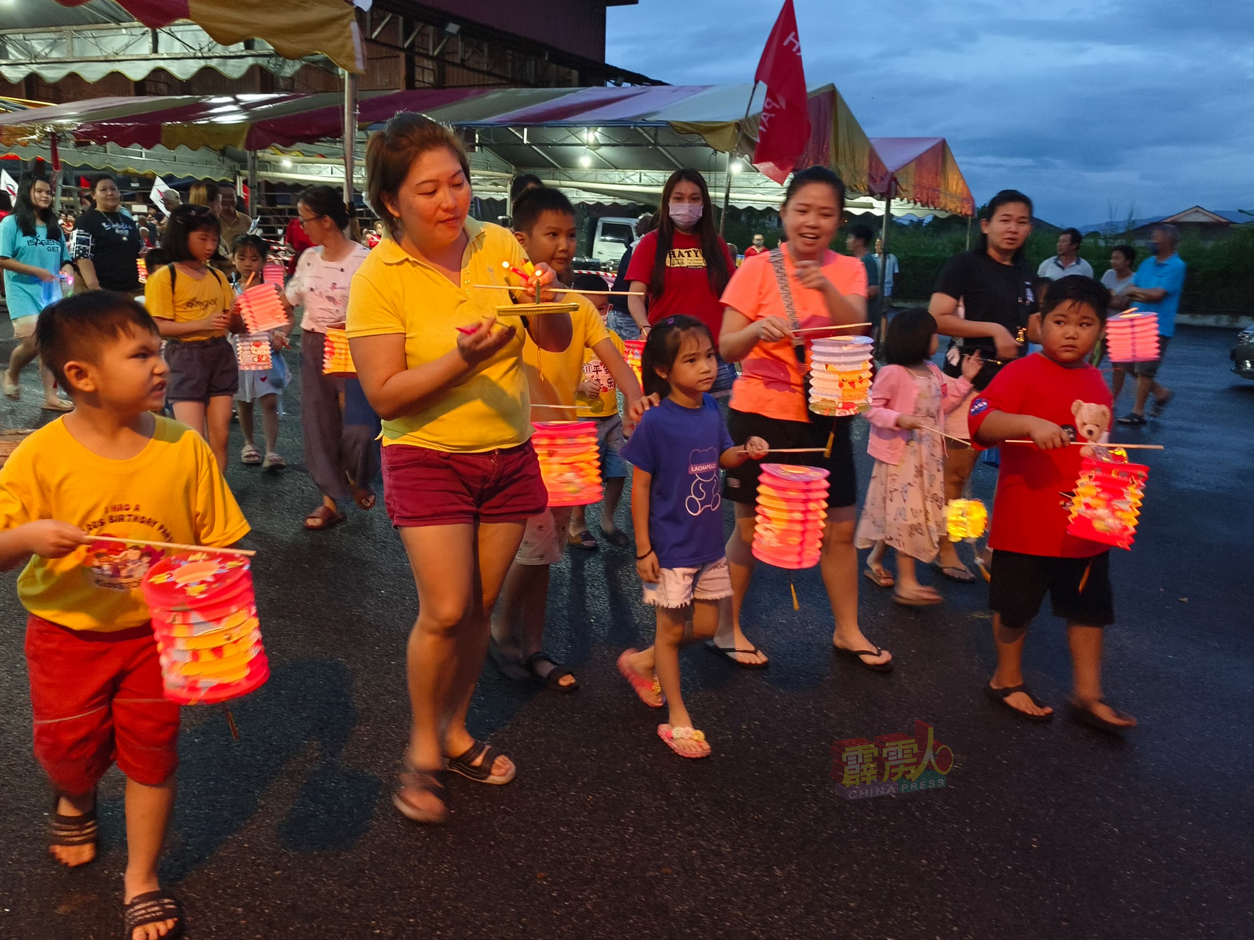 大小及小孩，欢乐参与“月满赴也朗．雅韵赏中秋”中秋庆典的提灯游行。