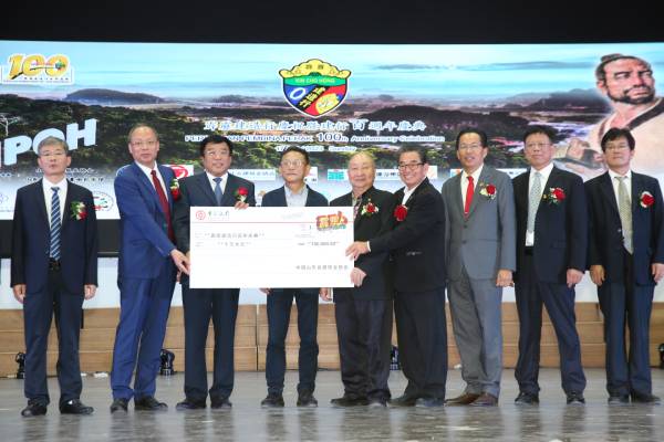 山东省建筑业协会捐赠10万令吉，恭贺霹雳建造行成立百年。