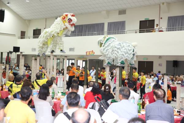 会上邀来关丹建造行的醒狮团进行高桩舞狮表演，吸引许多人围观。
