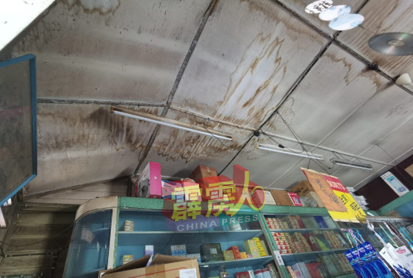 .部分店铺的天花板因屋顶漏水，出现水渍。