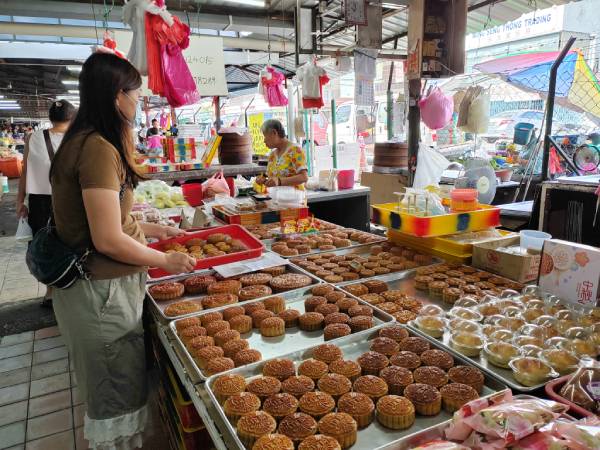 距离中秋节不到一个月的时间，一些民众开始购买月饼品嚐或送礼。