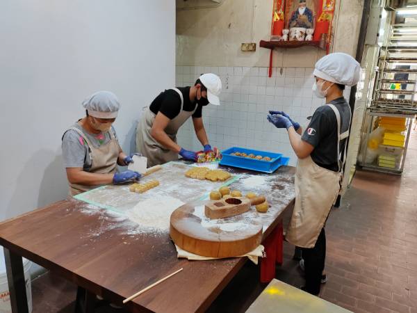 员工每天都会制作月饼，应付顾客的需求。