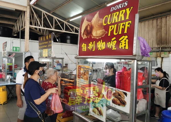 在万里望湘槟园食坊摆摊的自制咖哩角，每天的食客络绎不绝，很快便卖完。