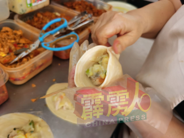 为配合年长者及小孩，刘丽芬也特制无辣蘑菰鸡肉口味的“咖哩角”。