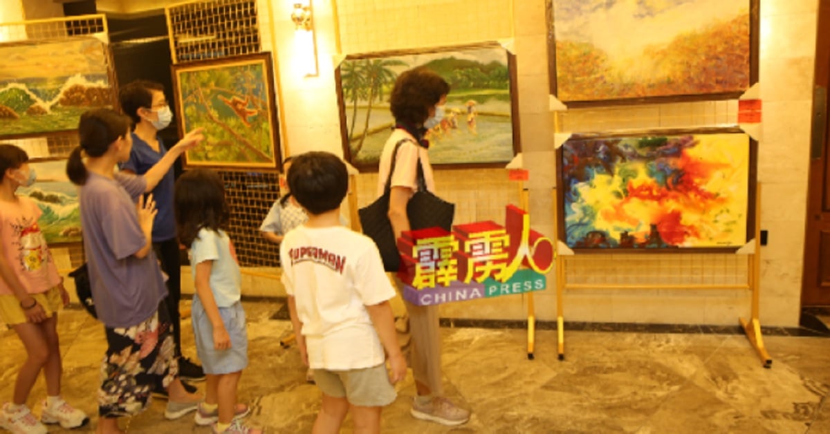 此次慈善画展共展出50幅画作，吸引大人小孩。