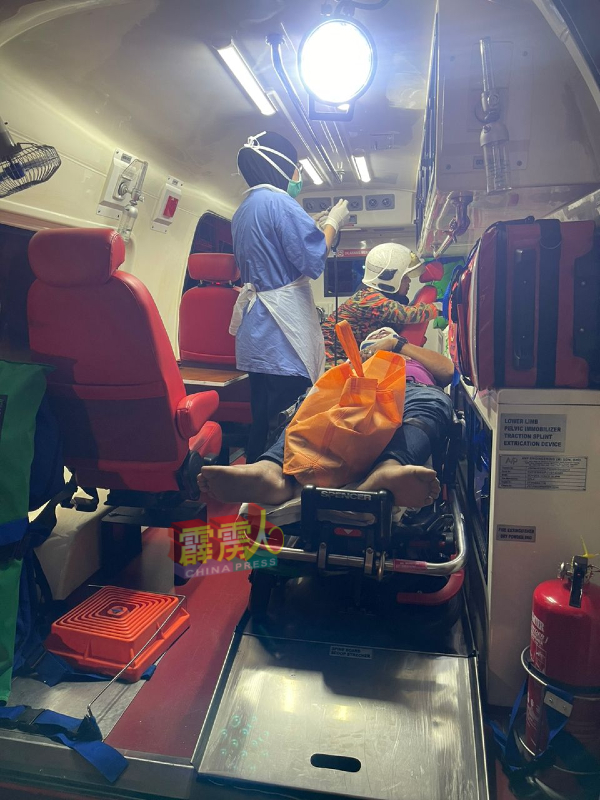 2名伤者随后也被送往仕林河医院接受治疗。 （霹消拯局）