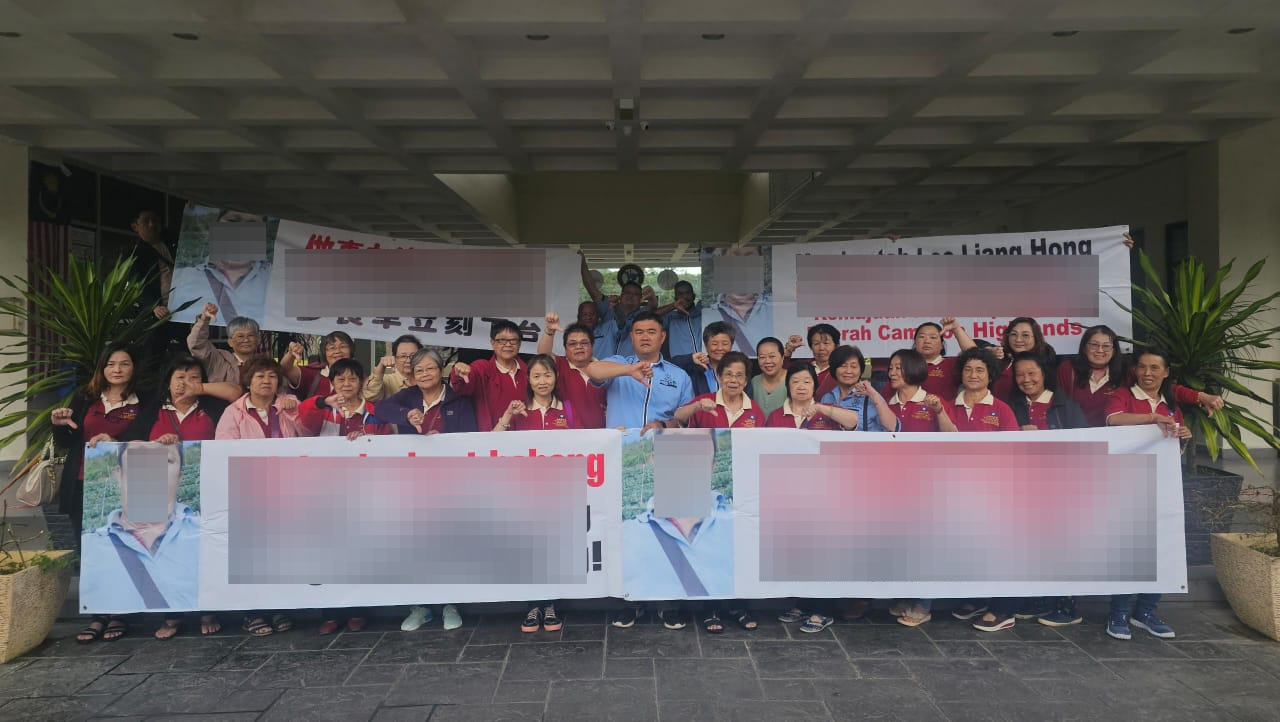 陳姝娟（次排左5）周四连同直冷甲、甘榜拉惹多名村委会成员，以及一些当地居民高举横幅，促请羅良豐下台。