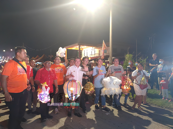 阿都阿兹巴里（左2起）、黄家杰、倪可敏、吴锡华及陈淑雯等人，与民众一起参与提灯游行，沿途更与村民互打招呼。