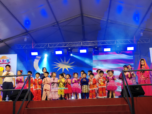 穿上各族服装的孩童们高歌的“Saya Anak Malaysia”，尽显大马多元精神。