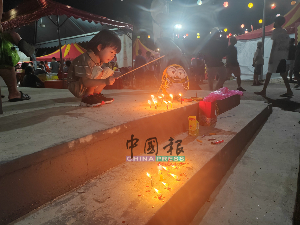 中秋节除了灯笼之外，也少不了小孩们玩的蜡烛。