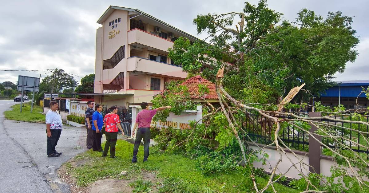 周二（19日）下午的一场暴风雨，令江沙崇华华中建筑物遭受影响，其中一棵树的枝桠折断，阻挡其中一个路口的去路，校董第一时间派人清理。