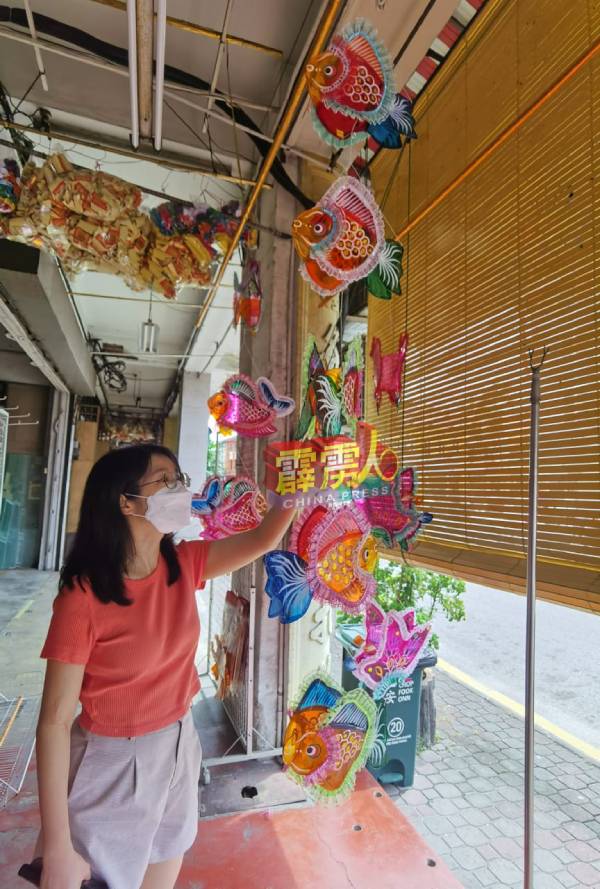 吴敏翠特意选购传统灯笼与孩子共庆中秋节。