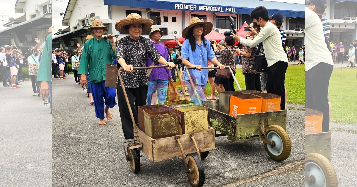 由民众模彷先贤简朴的装扮参与游行，成为众人拍照的游行主角之一。