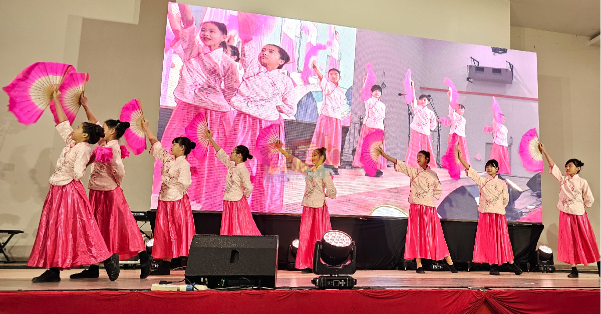 实兆远中上华小学生呈献“青花瓷”舞蹈，为晚宴助兴。