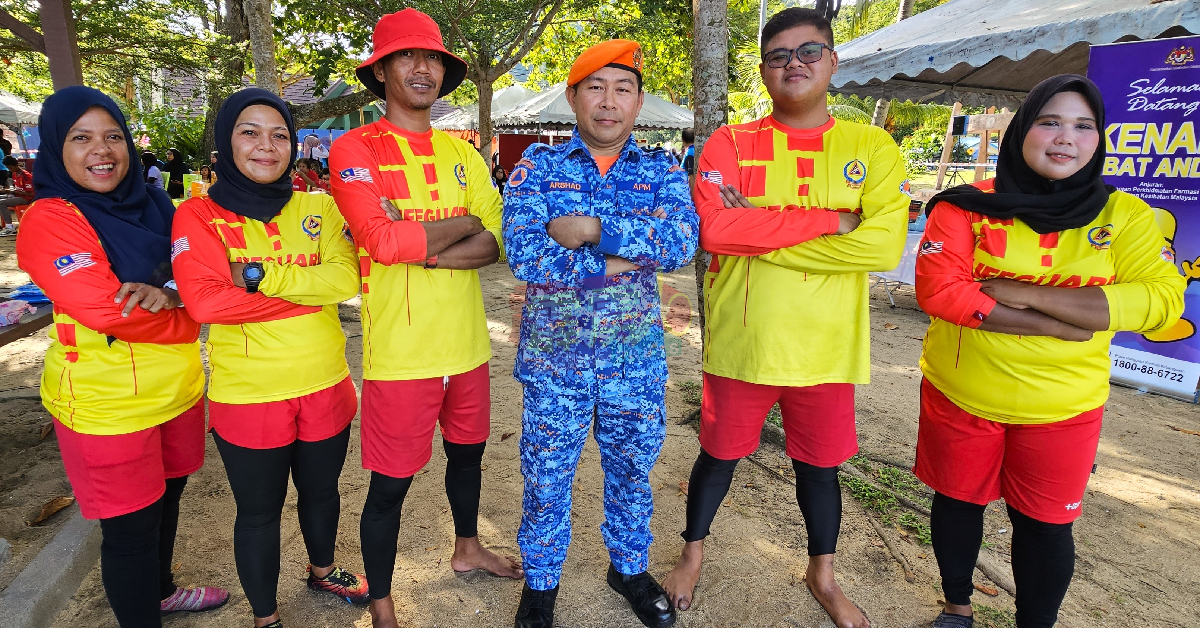 邦咯岛民防部队管理层代表莫哈末阿萨（左4），呼吁民众辨识该单位前线救生员的服装，并遵循指示及配合救援工作。