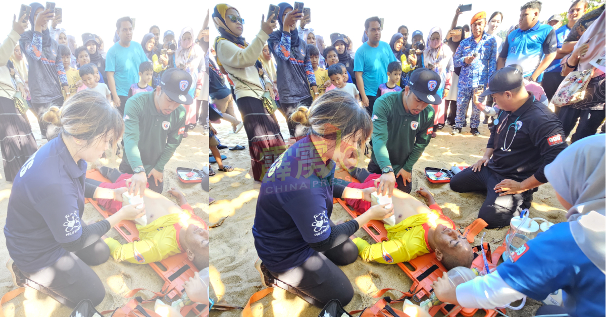 医护人员和邦咯岛民防部队，现场示范被水母螫伤陷入昏迷后的急救演习。