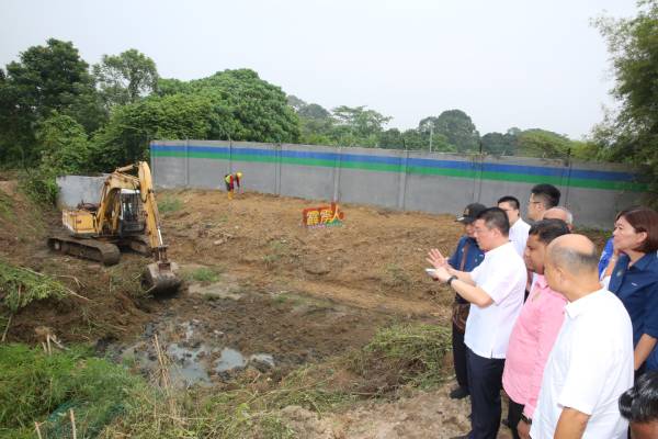 倪可敏（左2）向怡保市政厅官员了解蓄水池工程的进展。